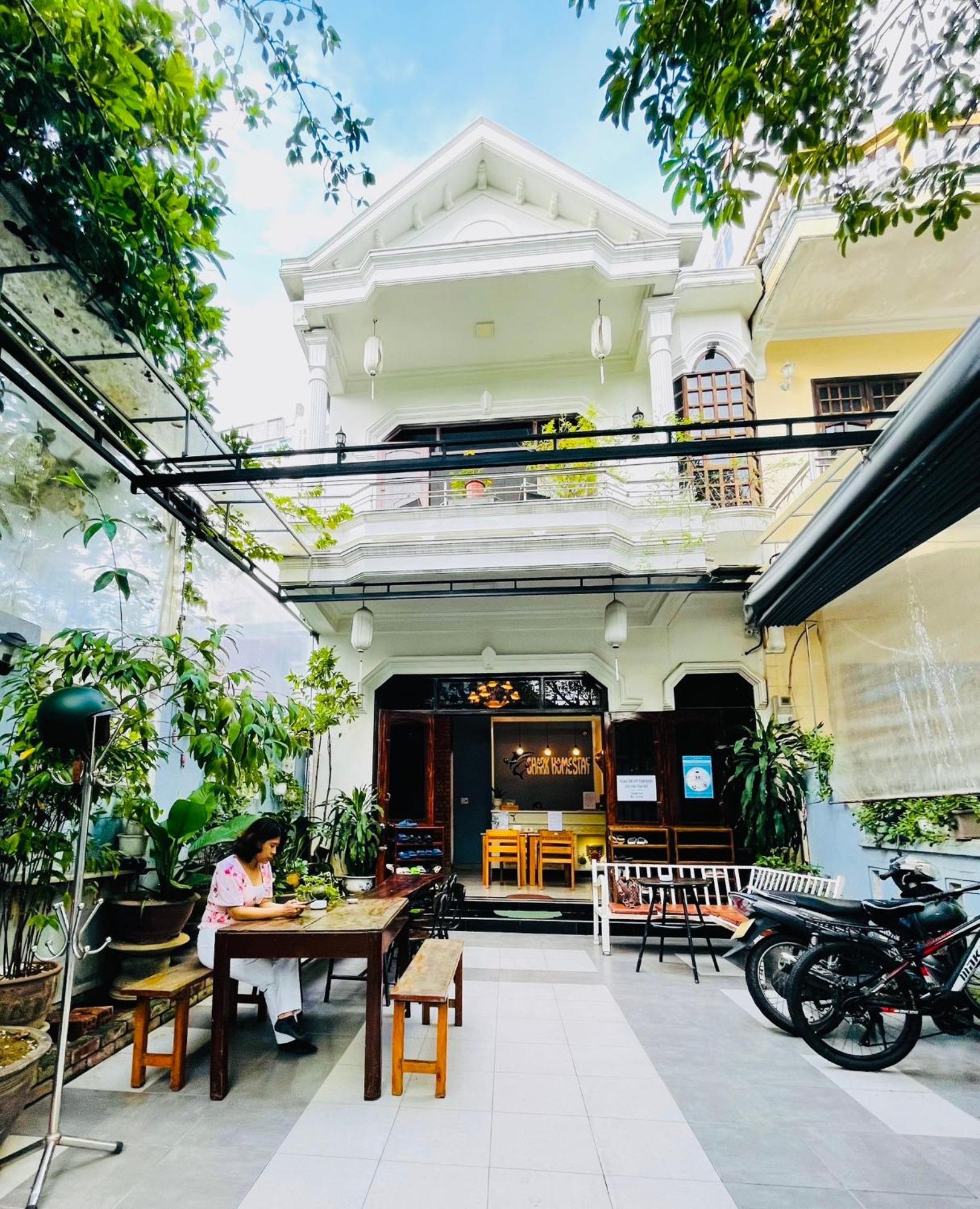 Shark Home Hue Bagian luar foto